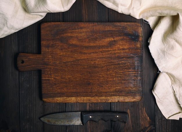 Vide vieille planche à découper en bois marron avec poignée