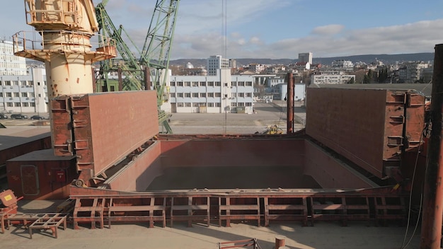 Une vidéo de drone montre le chargement d'un vraquier avec du grain par d'énormes grues dans un port animé