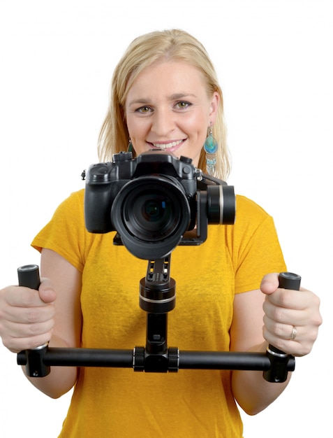 Vidéographe de femme à l'aide de cam stable, sur blanc