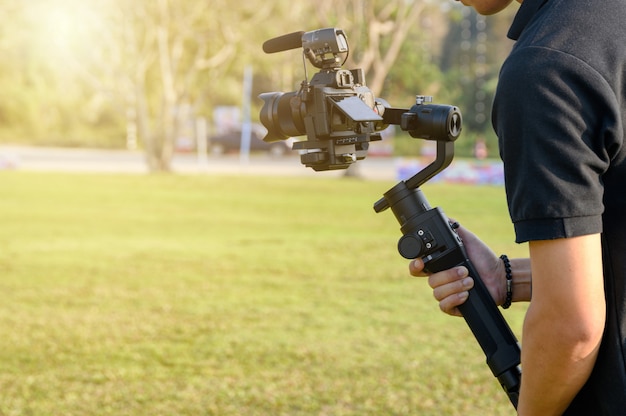 Vidéographe professionnel avec caméra sur stabilisateur à cardan pour prendre