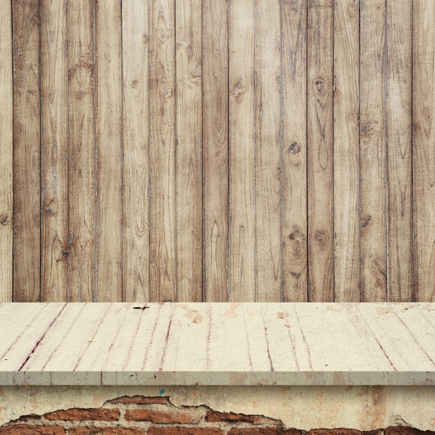 Vider les étagères supérieures ou la table sur le fond du mur.