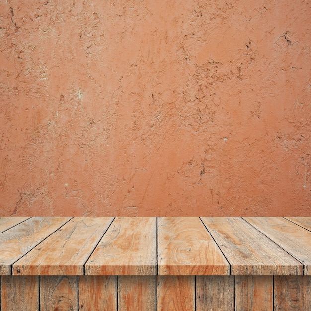 Vider les étagères supérieures ou une table sur fond de mur.