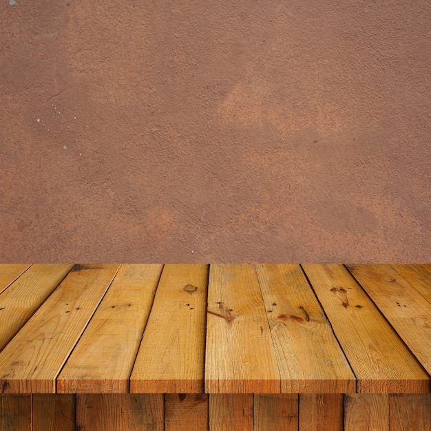 Vider les étagères supérieures ou une table sur fond de mur.