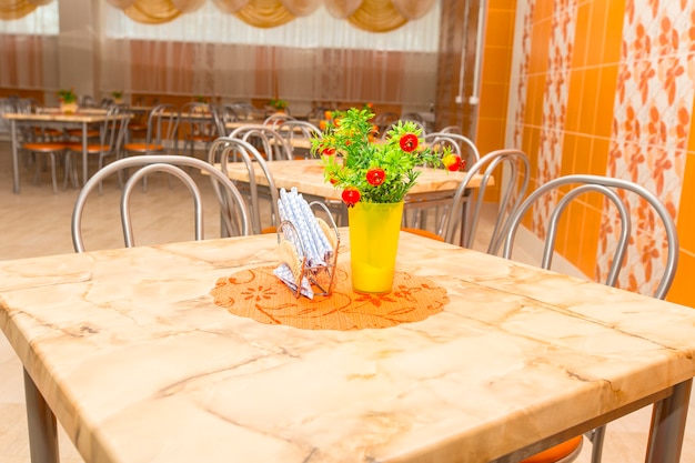 Vider de nouvelles tables dans la grande cafétéria de l'école