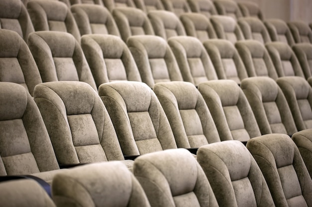 Vider les sièges confortables dans le théâtre