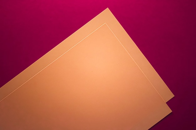 Videz un papier marron sur fond rose comme papeterie de bureau flatlay branding de luxe à plat et soutien-gorge...
