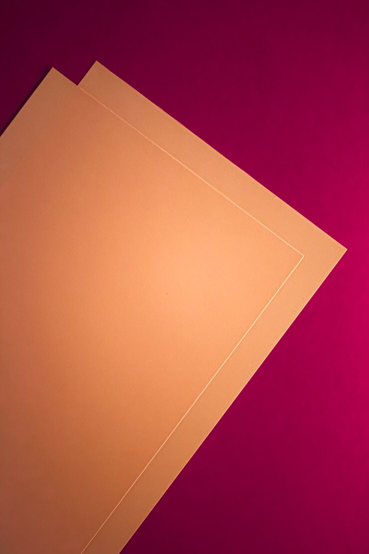 Photo videz un papier marron sur fond rose comme papeterie de bureau flatlay branding de luxe à plat et soutien-gorge...