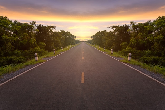 Videz la route goudronnée et la lumière du soleil et signez le symbole du succès. Concept de réussite.