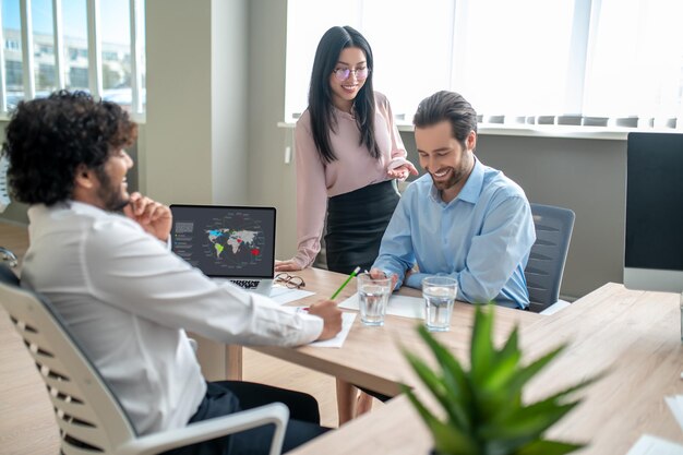 La vie de bureau. Équipe de professionnels travaillant ensemble au bureau