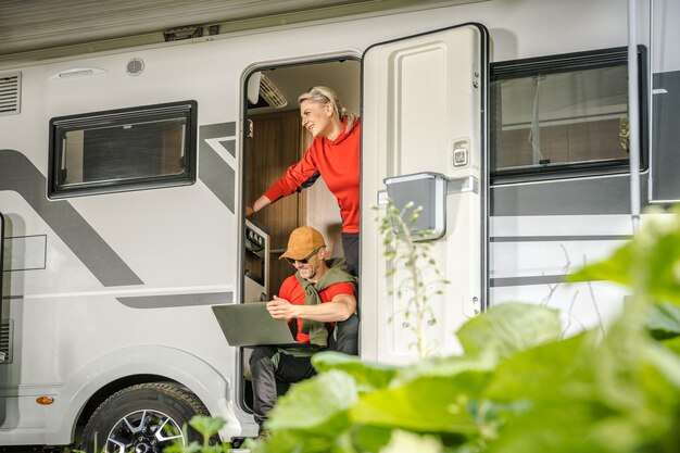 Photo la vie de camping-car en famille