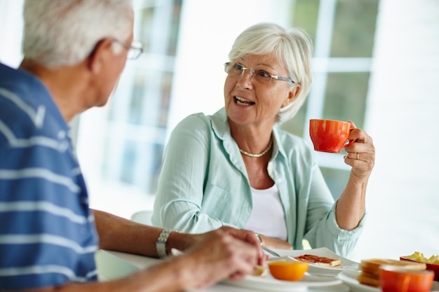 La vie commence après le café Photo recadrée d'un couple de personnes âgées prenant son petit-déjeuner