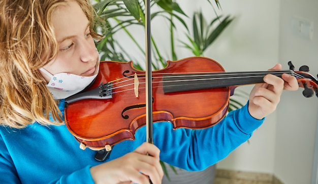 La vie en coronavirus en quarantaine: jeux et activités pour les enfants à la maison pendant la quarantaine covid-19