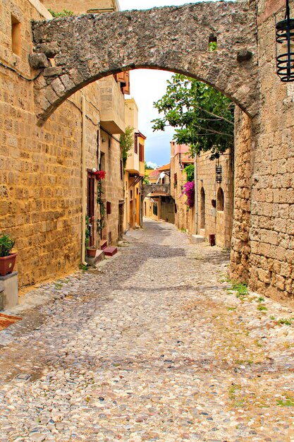 La vie dans la vieille rue de la ville de Rhodes