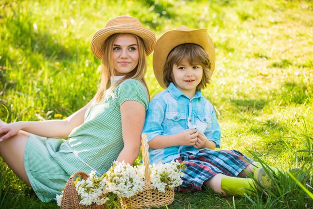 Vie écologique Aimer et respecter la patrie Loisirs du week-end Explorer la nature Mère et fils se détendre Vacances de printemps Bonnes vibrations Saison de printemps Joyeuses fêtes Famille de cow-boys cueillant des fleurs de printemps