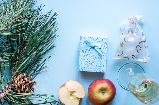 La vie encore du Nouvel An un verre de champagne Décorations de Noël et branches d'épinette sur fond bleu