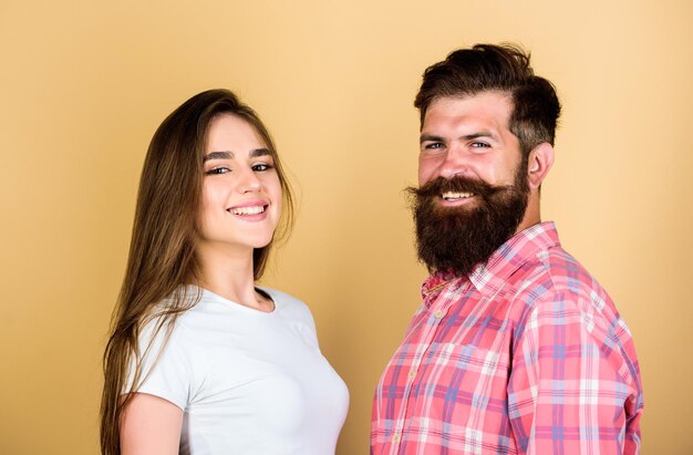 Vie ensemble couple heureux couple amoureux homme barbu hipster avec fille coiffeur et coiffeur concept mode masculine et féminine saint valentin femme sexy et mec brutal avec barbe