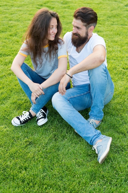 Vie ensemble couple romantique s'amuser ensemble été se détendre dans le parc couple amoureux saint valentin jolie fille et homme barbu hipster sur l'herbe verte rendez-vous parfait week-end en famille