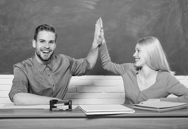 Vie étudiante Cours et tableau Journée des enseignants Couple d'homme et de femme en classe Enseignement à domicile École moderne Journée du savoir Rentrée scolaire Couple heureux Diplômés heureux