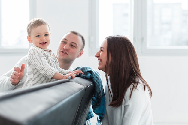 Vie de famille heureuse à la maison