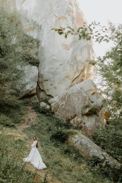 vie heureuse fille tendre élégante cheveux noirs robe légère blanche élégante, dame court forêt