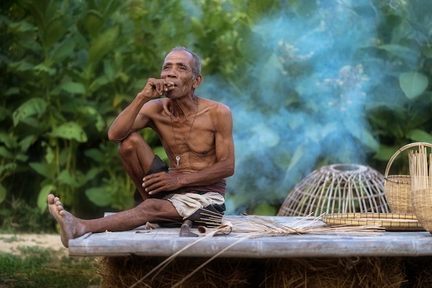 Vie de l&#39;homme âgé de la population locale avec bambou artisanal