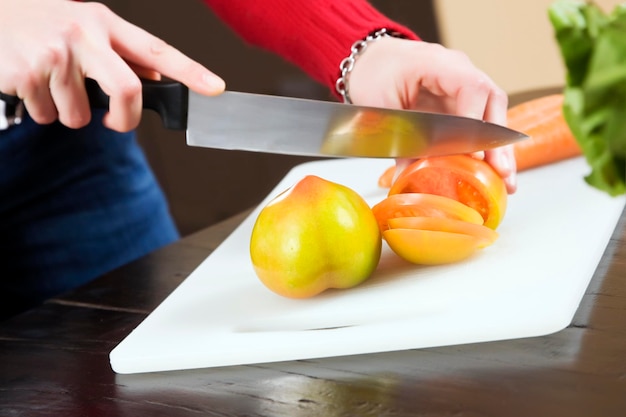 Photo la vie à la maison femme préparant quelque chose à manger