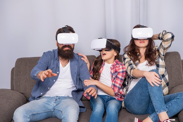 Vie moderne. père mère et enfant lunettes VR. famille de réalité virtuelle.