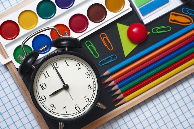 Photo vie morte des fournitures de bureau de l'école sur une table jour de la connaissance à l'aplatissement de l'espace de copie vue supérieure