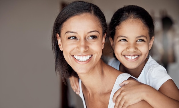 Photo la vie n'est rien sans l'amour de la famille photo d'une mère et de sa petite fille se liant ensemble à la maison