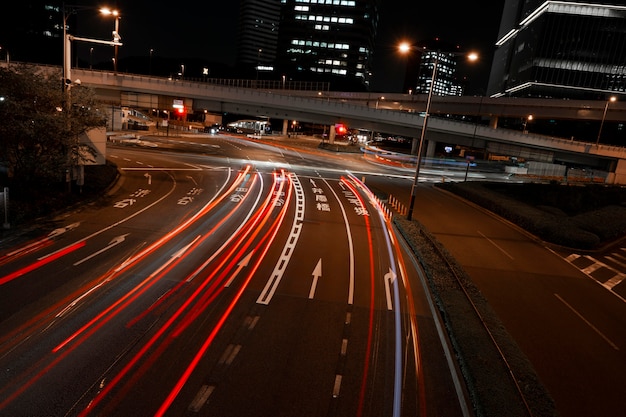 La vie nocturne de la ville brille dans les rues.