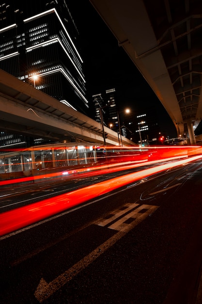 La vie nocturne de la ville brille dans les rues.