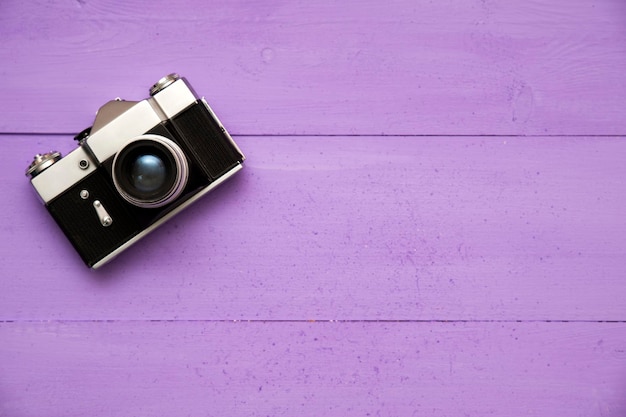 Photo un vieil appareil photo soviétique sur un fond violet en bois