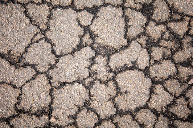 Vieil asphalte fissuré, texture de revêtement de mauvaise qualité