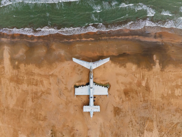 Le vieil avion militaire abandonné d'ekranoplan se tient sur le rivage de la mer d'Azov au Daghestan pendant l'été