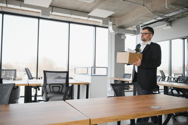 Un vieil employé est viré de son travail.