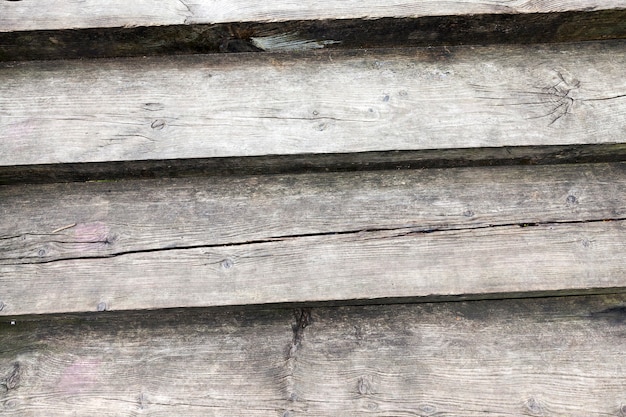 Un vieil escalier en bois fait de planches