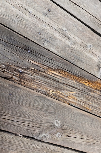 Un vieil escalier en bois fait de planches