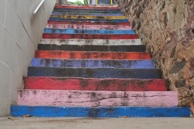 Vieil escalier coloré menant à istanbul