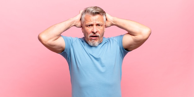 Vieil homme âgé stressé, inquiet, anxieux ou effrayé, les mains sur la tête, paniqué par erreur