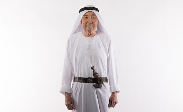 vieil homme arabe sur fond blanc