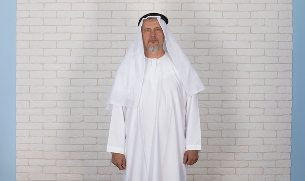 vieil homme arabe sur fond blanc