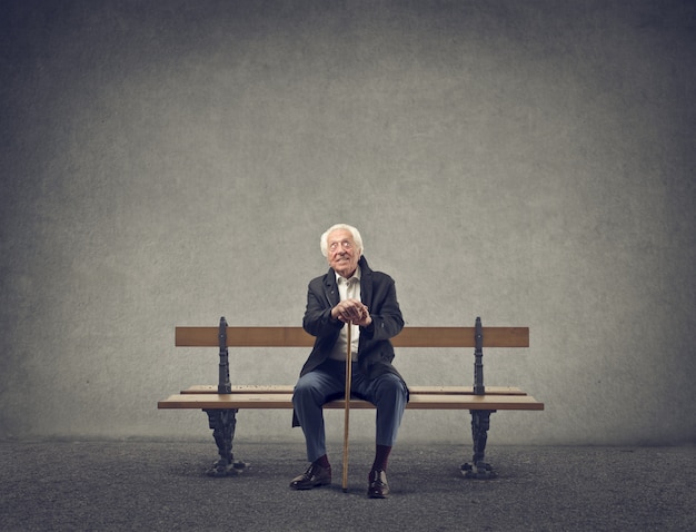 Vieil homme assis sur un banc