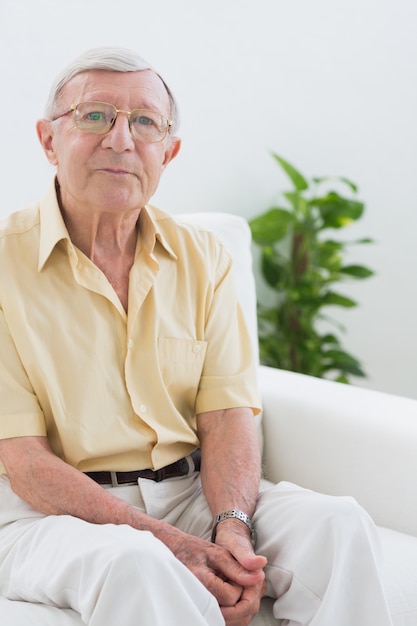 Vieil homme assis sur le canapé