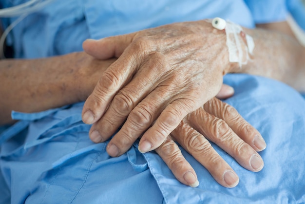 Vieil homme dormant dans un hôpital