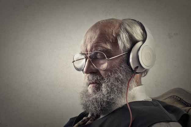 Photo vieil homme écoutant de la musique