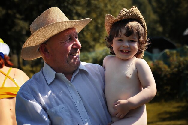 Vieil homme avec enfant au chapeau