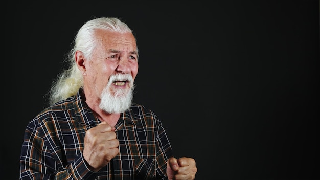 Le vieil homme est nerveux à propos de quelque chose qu'il regarde