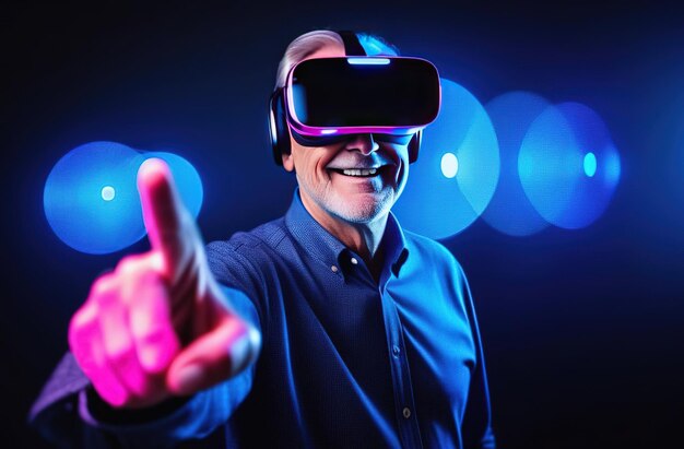 Photo vieil homme européen souriant portant des lunettes de réalité virtuelle et touchant avec son doigt sur le côté