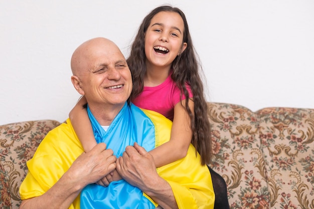 Vieil homme et fille avec le drapeau de l'Ukraine