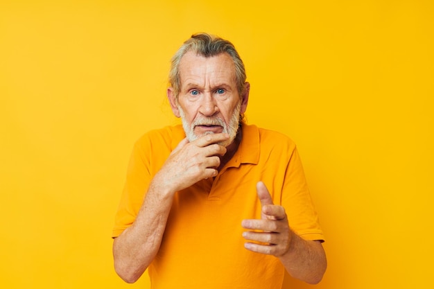 vieil homme geste de la main barbe grise amusant arrière-plan isolé. Photo de haute qualité